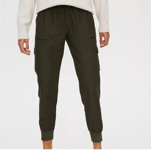 Aritzia Community Cebu Joggers in
Dark Olive Sz XS